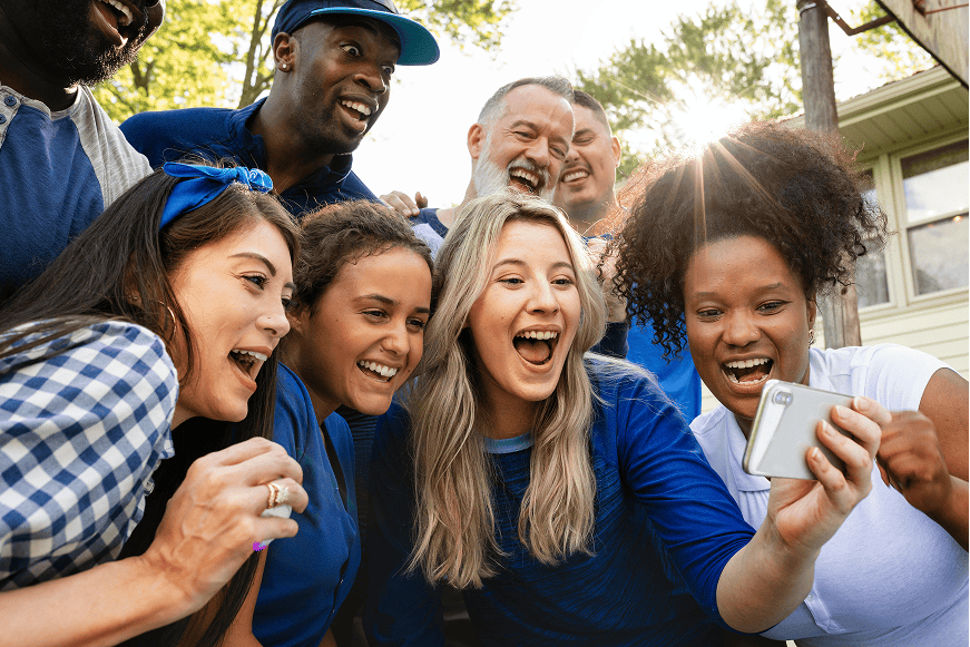 Pessoas feliz com celular