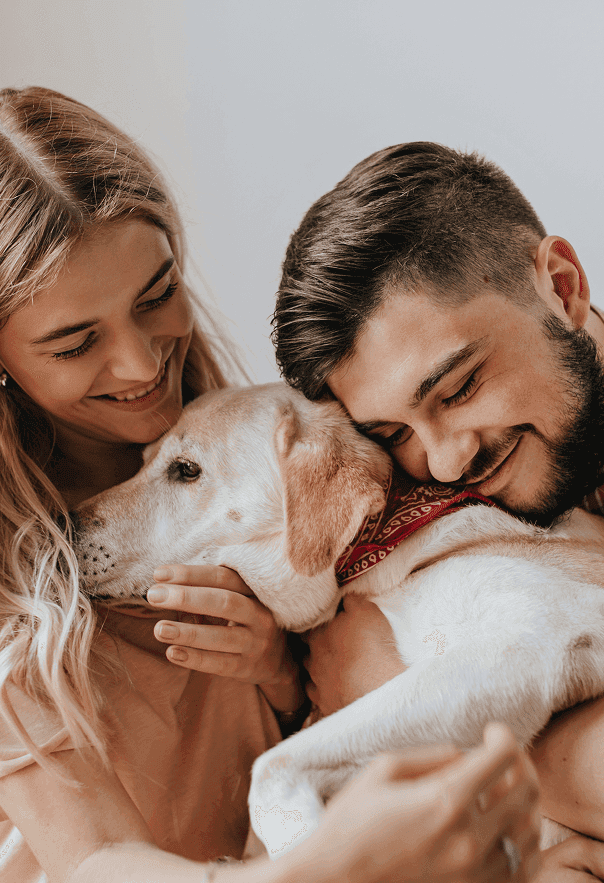 Imagem do Simulador - Casal e um cachorro felizes