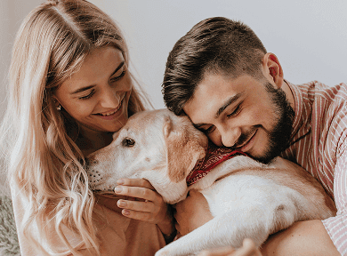 Imagem do Simulador - Casal e um cachorro felizes